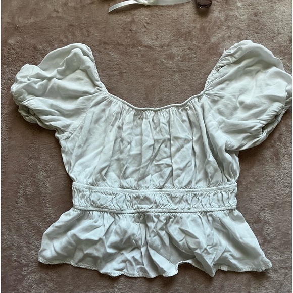 White puff sleeve Flattering top🤍🐚 - Picture 2 of 3